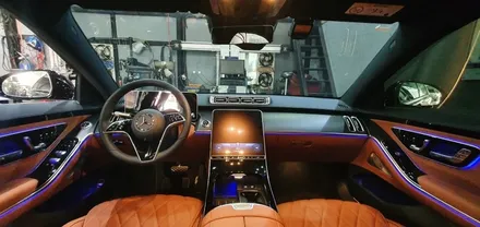 벤츠 S450 22년식 액티브 엠비언트 라이트 부메스터 모니터 리어 LR RH 교체 시공 후기, 벤츠 부메스터 튜닝 전문점 실내 분위기등 무드등 대구 대명동 씨앤디인터내셔널