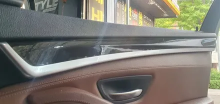 BMW F10 528i 레드 엠비언트 도어 엠비언트라이트 실내 무드등 단색 순정형 5시리즈 4도어 엠비언트장착 작업 비노출 매립 실내튜닝 대구 BMW튜닝 전문점 씨앤디인터내셔널