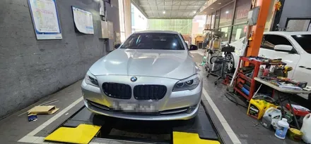 : BMW 528i 단색 가변 엠비언트 레드 라이트 시공 작업 : 앞도어 + 도어포켓뿐만아니라 뒷쪽도어까지? ✨ 화려한 색상보다 은은한 빛을 원하시는 분들도 가능 : 대구씨앤디 :