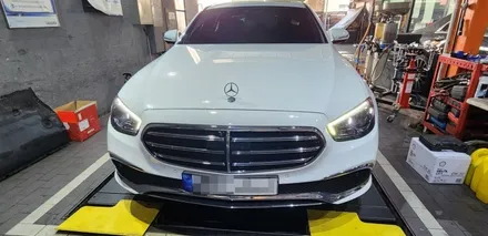 벤츠 W213 E250 22년식 LED송풍구 엠비언트 1열 2열, 4D부메스터 트위터, LED미드스피커커버 장착 튜닝작업 BENZ E클래스 실내 무드등 대구수입차튜닝 앞산 씨앤디