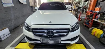 벤츠 W213 E200 17년식 엔진오일교환 실내/실외 에어컨필터교체 조수석뒤 타이어 공기압 센서 TPMS센서교체 작업 BENZ E클래스 E200오일교환 필터교체 대구수입차 씨앤디