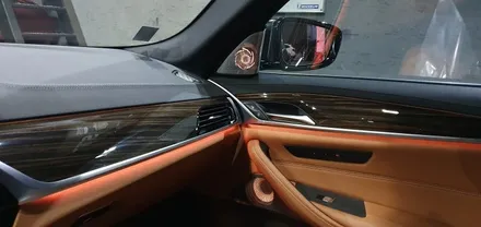 BMW 5시리즈 G30 520i 21년식 회오리트위터 LED미드스피커커버 미드스피커 장착 작업 G30회오리트위터스피커 튜닝 스피커교체 시공후기 실내인테리어 분위기 무드등 대구씨앤디
