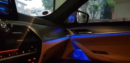 실내 분위기 UP! 트렌디함 UP! 특별한 시공으로 화려한 연출가능 🎊 : BMW G30 520d 18년식 회오리트위터, 미드커버, 미드스피커 엠비언트 장착 : 대명동 대구씨앤디