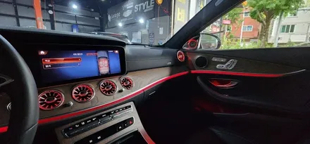벤츠 W213 E250 22년식 LED송풍구 엠비언트 1열 2열, 4D부메스터 트위터, LED미드스피커커버 장착 튜닝작업 BENZ E클래스 실내 무드등 대구수입차튜닝 앞산 씨앤디