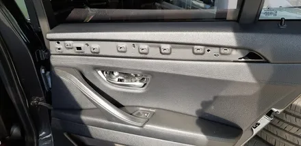 BMW F10 528i 엔진미미 미션미미 교체 및 실내 도어 엠비언트 레드 시공 작업 대구 BMW 정비 튜닝 전문점 씨앤디 인터내셔널 F시리즈 5시리즈 마운트 교환 차체진동