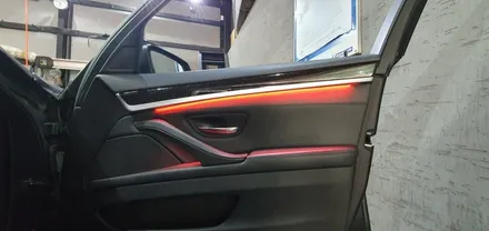 BMW 5시리즈 F10 528i 11년식 전동트렁크, 레드엠비언트, 손잡이교체 작업 BMW528i 듀얼쇼바 전동 트렁크 시공후기 4도어 레드 실내 LED 엠비언트 라이트 대구씨앤디