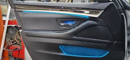 : BMW 528i 2색 가변 엠비언트 오렌지, 블루 라이트 시공 작업 : 내 차의 고급스러운 환골탈태는 무죄! BMW튜닝 : 대구대명동자동차정비 대구씨앤디인터내셔널 :