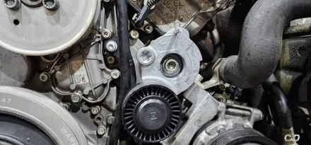 : 아우디 A6 3.0 TDI quattro 14년식 댐퍼풀리, 외벨트 세트 교체 : 벨트의 장력불량이 원인, 벨트의 소음 외벨트 세트를 교체하면서 다른 부품의 수명을 예비해요 :