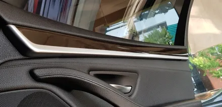 BMW F10 528i 엔진미미 미션미미 교체 및 실내 도어 엠비언트 레드 시공 작업 대구 BMW 정비 튜닝 전문점 씨앤디 인터내셔널 F시리즈 5시리즈 마운트 교환 차체진동