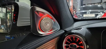 벤츠 W213 E250 22년식 LED송풍구 엠비언트 1열 2열, 4D부메스터 트위터, LED미드스피커커버 장착 튜닝작업 BENZ E클래스 실내 무드등 대구수입차튜닝 앞산 씨앤디