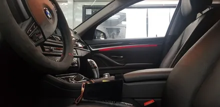 BMW F10 528i 엔진미미 미션미미 교체 및 실내 도어 엠비언트 레드 시공 작업 대구 BMW 정비 튜닝 전문점 씨앤디 인터내셔널 F시리즈 5시리즈 마운트 교환 차체진동