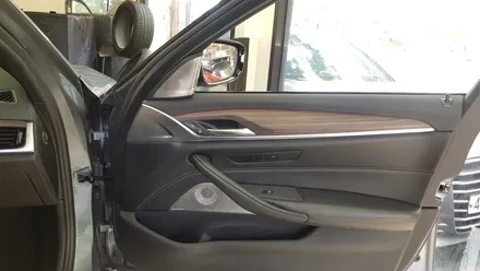 BMW G30 520d 회오리트위터, 미드커버, 미드스피커 교체 장착 작업 바워스ST 엠비언트 무드등 BMW튜닝 대구 씨앤디인터내셔널 5시리즈 17년식 엔진오일교환 작업