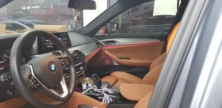 실내 분위기 UP! 트렌디함 UP! 특별한 시공으로 화려한 연출가능 🎊 : BMW G30 520d 18년식 회오리트위터, 미드커버, 미드스피커 엠비언트 장착 : 대명동 대구씨앤디