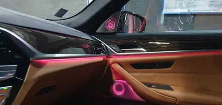 BMW 5시리즈 G30 520i 21년식 회오리트위터 LED미드스피커커버 미드스피커 장착 작업 G30회오리트위터스피커 튜닝 스피커교체 시공후기 실내인테리어 분위기 무드등 대구씨앤디