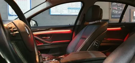 BMW 5시리즈 F10 528i 11년식 전동트렁크, 레드엠비언트, 손잡이교체 작업 BMW528i 듀얼쇼바 전동 트렁크 시공후기 4도어 레드 실내 LED 엠비언트 라이트 대구씨앤디