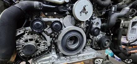 : 아우디 A6 3.0 TDI quattro 14년식 댐퍼풀리, 외벨트 세트 교체 : 벨트의 장력불량이 원인, 벨트의 소음 외벨트 세트를 교체하면서 다른 부품의 수명을 예비해요 :