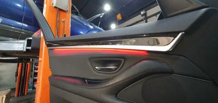 BMW 5시리즈 F10 528i 11년식 전동트렁크, 레드엠비언트, 손잡이교체 작업 BMW528i 듀얼쇼바 전동 트렁크 시공후기 4도어 레드 실내 LED 엠비언트 라이트 대구씨앤디