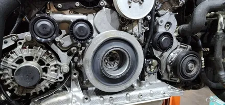 : 아우디 A6 3.0 TDI quattro 14년식 댐퍼풀리, 외벨트 세트 교체 : 벨트의 장력불량이 원인, 벨트의 소음 외벨트 세트를 교체하면서 다른 부품의 수명을 예비해요 :