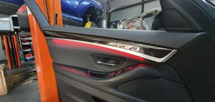 BMW 5시리즈 F10 528i 11년식 전동트렁크, 레드엠비언트, 손잡이교체 작업 BMW528i 듀얼쇼바 전동 트렁크 시공후기 4도어 레드 실내 LED 엠비언트 라이트 대구씨앤디