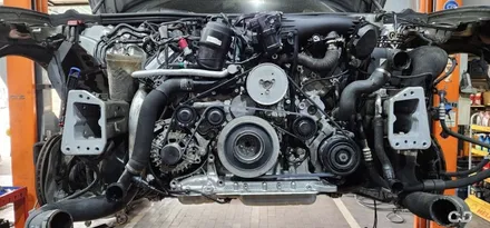 : 아우디 A6 3.0 TDI quattro 14년식 댐퍼풀리, 외벨트 세트 교체 : 벨트의 장력불량이 원인, 벨트의 소음 외벨트 세트를 교체하면서 다른 부품의 수명을 예비해요 :