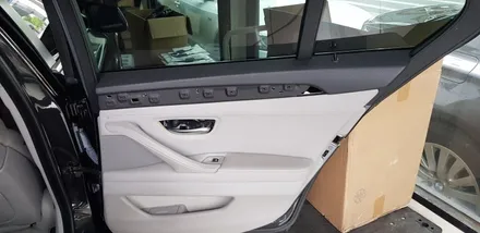 BMW 5시리즈 실내 도어 엠비언트 레드 시공 작업 F10 528i 대구 BMW 튜닝 전문점 씨앤디 인터내셔널 무드등 LED 조명 감성튜닝