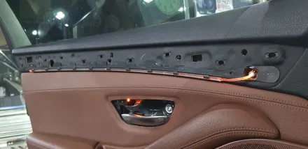 BMW 520d 엠비언트 라이트 실내 LED 무드등 레드 시공 작업