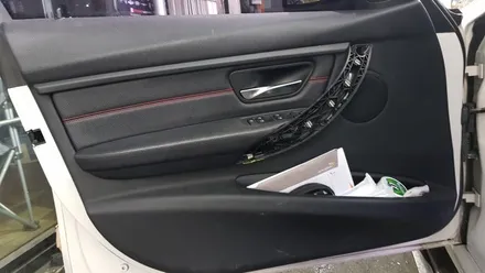 BMW F30 도어 엠비언트 , 오디오 공조기 LED 엠비언트 장착 작업 BMW 수입차 튜닝 수리 정비 전문점 대구 카센터 추천 씨앤디인터내셔널