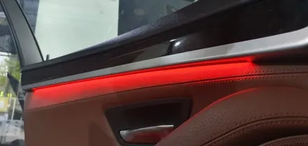 BMW F10 528i 레드 엠비언트 도어 엠비언트라이트 실내 무드등 단색 순정형 5시리즈 4도어 엠비언트장착 작업 비노출 매립 실내튜닝 대구 BMW튜닝 전문점 씨앤디인터내셔널