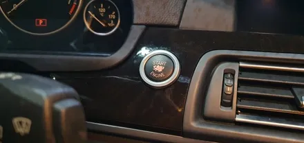 BMW 5시리즈 F10 528i 11년식 레드 단색 실내 엠비언트 라이트 시공 및 운전석/조수석 실내손잡이 녹아내림 진득거림 교체작업 스타트버튼 시동버튼 트렁크버튼 송풍버튼 교체
