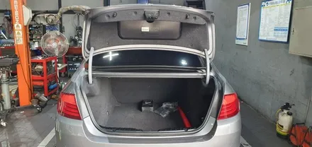 BMW 5시리즈 F10 520d 11년식 듀얼쇼바 전동트렁크, LED 회오리트위터, LED 4도어 레드 엠비언트 장착 작업 F10엠비언트라이트 실내 무드등 분위기UP 튜닝업 씨앤디