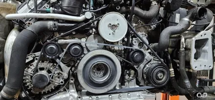 : 아우디 A6 3.0 TDI quattro 14년식 댐퍼풀리, 외벨트 세트 교체 : 벨트의 장력불량이 원인, 벨트의 소음 외벨트 세트를 교체하면서 다른 부품의 수명을 예비해요 :