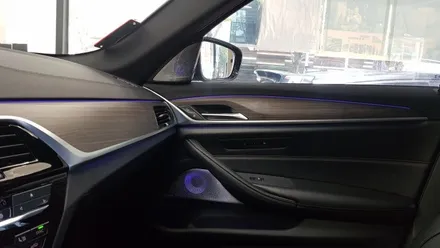 BMW G30 520d 회오리트위터, 미드커버, 미드스피커 교체 장착 작업 바워스ST 엠비언트 무드등 BMW튜닝 대구 씨앤디인터내셔널 5시리즈 17년식 엔진오일교환 작업