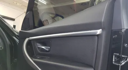 BMW 3시리즈 F30 320d 도어 엠비언트 실버몰딩 시공 작업 대구 씨앤디인터내셔널 BMW튜닝 전문점 실내엠비언트 장착 실내튜닝 수입차튜닝 전문 대구남구씨앤디