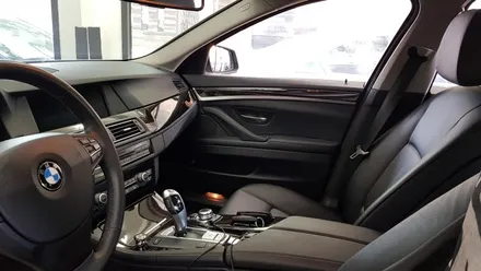 BMW F10 528i 레드 엠비언트 작업 실내엠비언트 실내무드등 도어라이트 분위기 좋은 LED 실내라이트 5시리즈 튜닝 대구 수입차 정비 수리 전문점 대명동 씨앤디인터내셔널