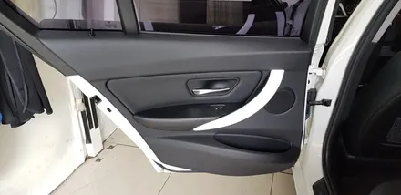 BMW F30 320d 실내 도어 엠비언트 장착 작업 실내 스피커 튜닝 전문점 3시리즈 엠비언트 라이트 2가지 색상 bmw수리및정비 튜닝전문점 대구씨앤디인터내셔널 대구대명동씨앤디