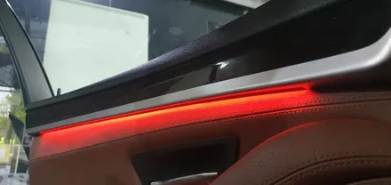 BMW F10 528i 레드 엠비언트 도어 엠비언트라이트 실내 무드등 단색 순정형 5시리즈 4도어 엠비언트장착 작업 비노출 매립 실내튜닝 대구 BMW튜닝 전문점 씨앤디인터내셔널
