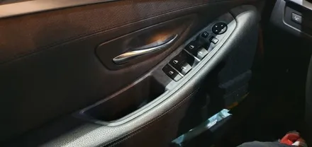 BMW 5시리즈 F10 528i 11년식 레드 단색 실내 엠비언트 라이트 시공 및 운전석/조수석 실내손잡이 녹아내림 진득거림 교체작업 스타트버튼 시동버튼 트렁크버튼 송풍버튼 교체