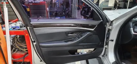 : BMW 528i 2색 가변 엠비언트 오렌지, 블루 라이트 시공 작업 : 내 차의 고급스러운 환골탈태는 무죄! BMW튜닝 : 대구대명동자동차정비 대구씨앤디인터내셔널 :