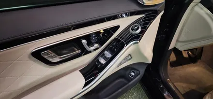 : 벤츠 W223 S450 23년식 도어 피아노라커트림, 미드커버, 4D 부메스터 스피커 장착 : 은은한 엠비언트로 차량의 고급스러움 UP! 색다름UP! 대구 대명동 : 대구씨앤디