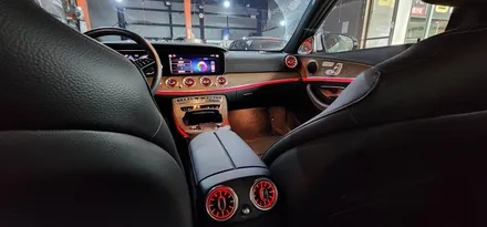 벤츠 W213 E250 22년식 LED송풍구 엠비언트 1열 2열, 4D부메스터 트위터, LED미드스피커커버 장착 튜닝작업 BENZ E클래스 실내 무드등 대구수입차튜닝 앞산 씨앤디