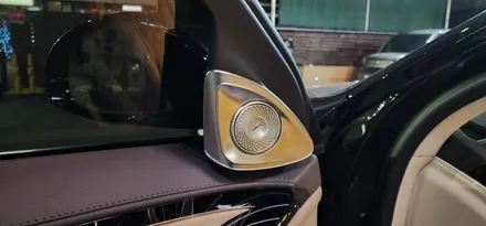 : 벤츠 W223 S450 23년식 도어 피아노라커트림, 미드커버, 4D 부메스터 스피커 장착 : 은은한 엠비언트로 차량의 고급스러움 UP! 색다름UP! 대구 대명동 : 대구씨앤디