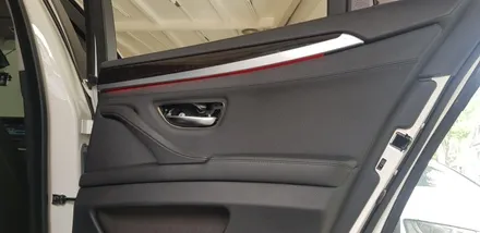 BMW F10 520d 실내 도어 엠비언트 레드 장착 작업 대구BMW 튜닝 전문점 씨앤디 인터내셔널 F시리즈 5시리즈 실내감성튜닝 무드등