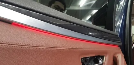 BMW 5시리즈 F10 520d 실내 도어 엠비언트 레드 LED 시공 장착 작업 대구 F시리즈 튜닝 전문점 씨앤디 인터내셔널 실내무드등 도어LED