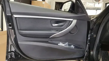 BMW 3시리즈 F30 320d 도어 엠비언트 실버몰딩 시공 작업 대구 씨앤디인터내셔널 BMW튜닝 전문점 실내엠비언트 장착 실내튜닝 수입차튜닝 전문 대구남구씨앤디