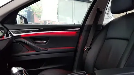 BMW 5시리즈 F10 528i 도어 엠비언트 레드 시공 장착 작업 대구 BMW튜닝 전문점 씨앤디인터내셔널 실내 무드등 대구앞산카센타 대구남구씨앤디 F10엠비언트 LED레드 수입차