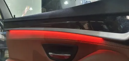 BMW F10 528i 레드 엠비언트 도어 엠비언트라이트 실내 무드등 단색 순정형 5시리즈 4도어 엠비언트장착 작업 비노출 매립 실내튜닝 대구 BMW튜닝 전문점 씨앤디인터내셔널