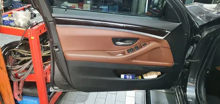 BMW 5시리즈 F10 520d 엠비언트 라이트 레드 LED 무드등 튜닝 4도어 비노출 조명 단색 앰비언트 BMW 튜닝 전문점 대구 씨앤디 인터내셔널