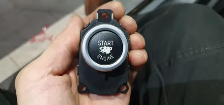 BMW 5시리즈 F10 528i 11년식 레드 단색 실내 엠비언트 라이트 시공 및 운전석/조수석 실내손잡이 녹아내림 진득거림 교체작업 스타트버튼 시동버튼 트렁크버튼 송풍버튼 교체