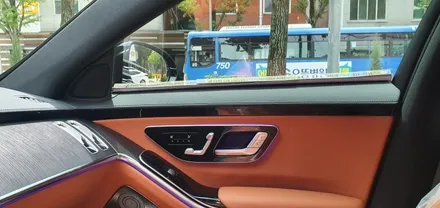 : 벤츠 W223 S450 22년식 부메스터 트위터 + 엑티브 엠비언트, 리어모니터 시공 : 실내분위기를 바꿔주는 엠비언트와 부메스터ST 트위터로 자연스러운 색감까지 : 대구씨앤디