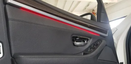 BMW F10 520d 실내 도어 엠비언트 레드 장착 작업 대구BMW 튜닝 전문점 씨앤디 인터내셔널 F시리즈 5시리즈 실내감성튜닝 무드등